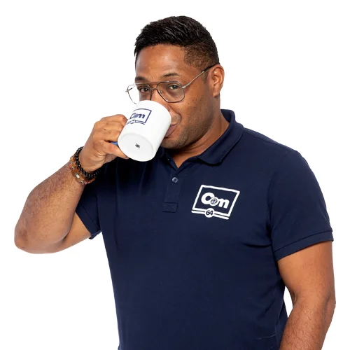 Cédric, votre coach WordPress Cédric, votre coach WordPress de proximité à Pau, portant les couleurs de l'agence COM 64.