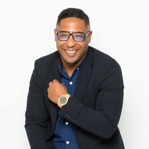 Cédric Dintimille de COM 64, agence WordPress à Pau Cédric Dintimille, expert WordPress et dirigeant de l'agence COM 64, agence WordPress à Pau, en tenue professionnelle.