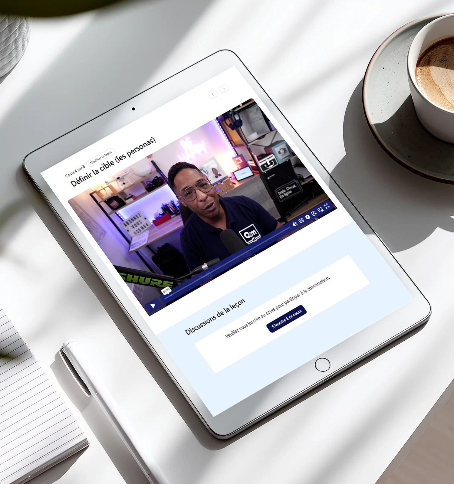 Photo d'une tablette posée sur une table montrant une rediffusion d'une séance de Coaching WordPress avec Cédric Dintimille de COM 64, agence WordPress à Pau.