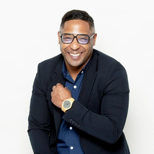 Cédric Dintimille, Expert WordPress à COM 64 Cédric Dintimille, expert WordPress et dirigeant de l'agence COM 64, agence WordPress à Pau, en tenue professionnelle.